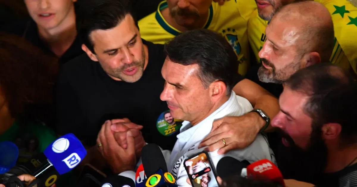 Pablo Marçal declara apoio a Flávio Bolsonaro e entra na equipe de campanha