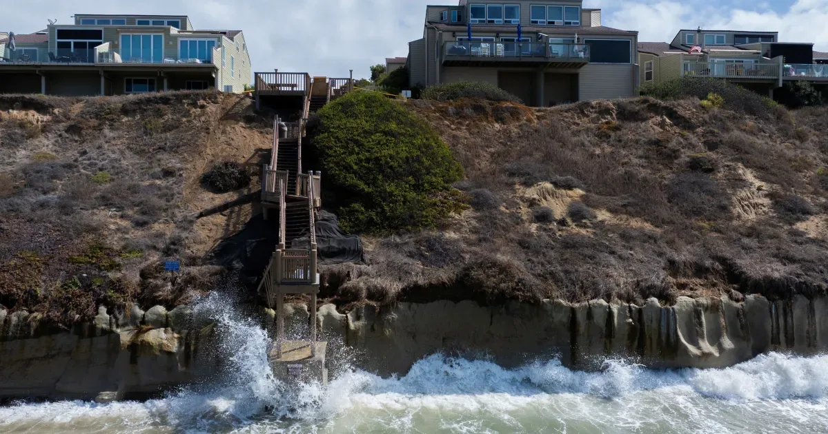 Ondas causam destruição no litoral da Califórnia e ameaçam novas áreas