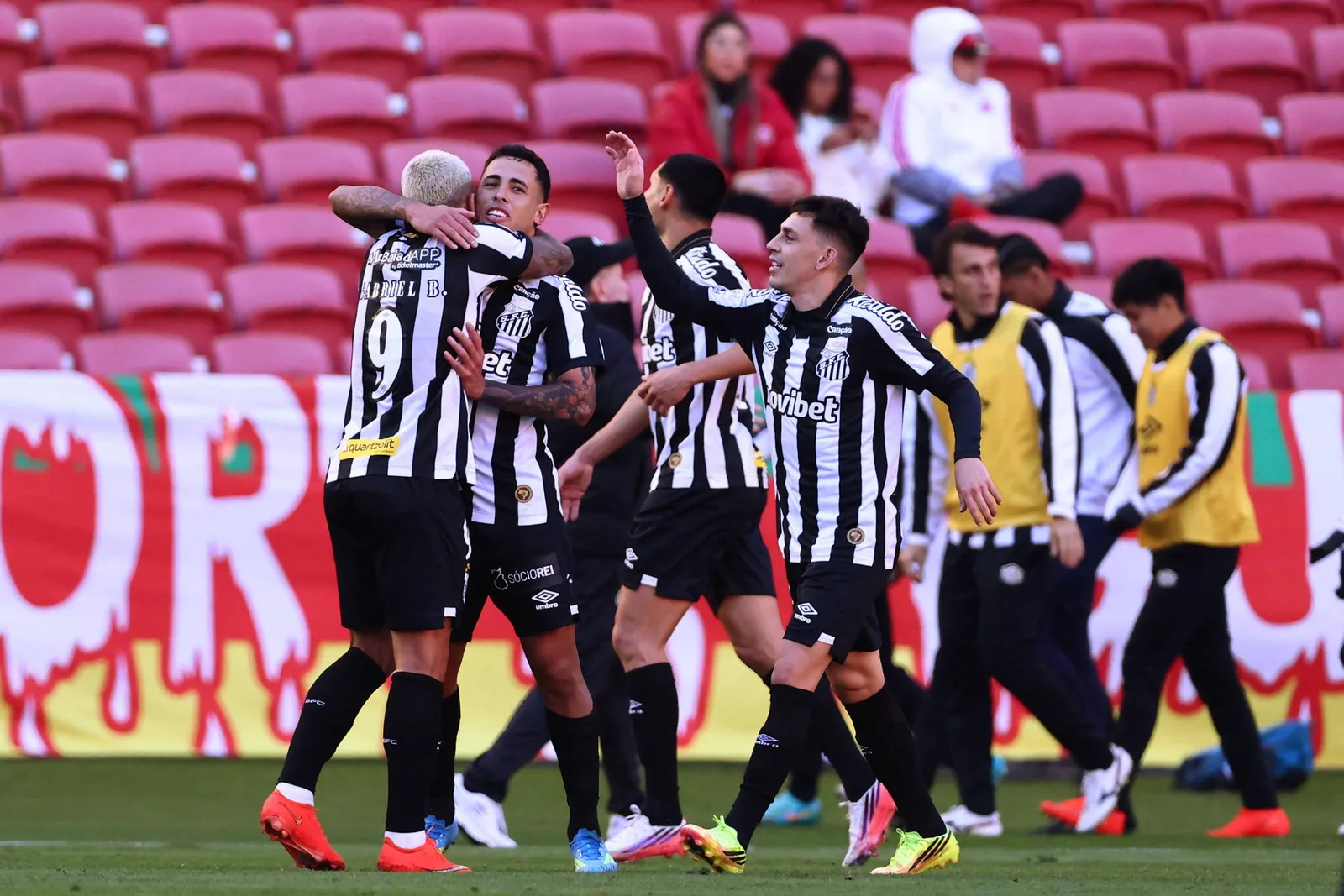 Santos vence o Inter fora de casa e abre sete pontos para o Z4