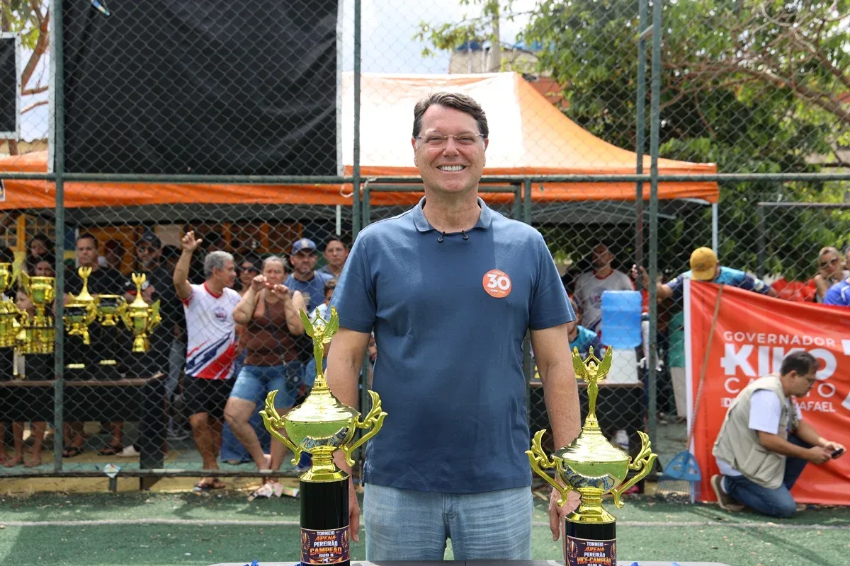 Kiko Caputo entrega premiações na final do Campeonato Pereirão