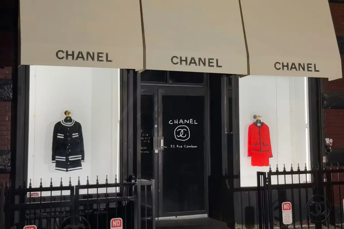 Artista recria loja histórica da Chanel com papelão, fita e materiais baratos