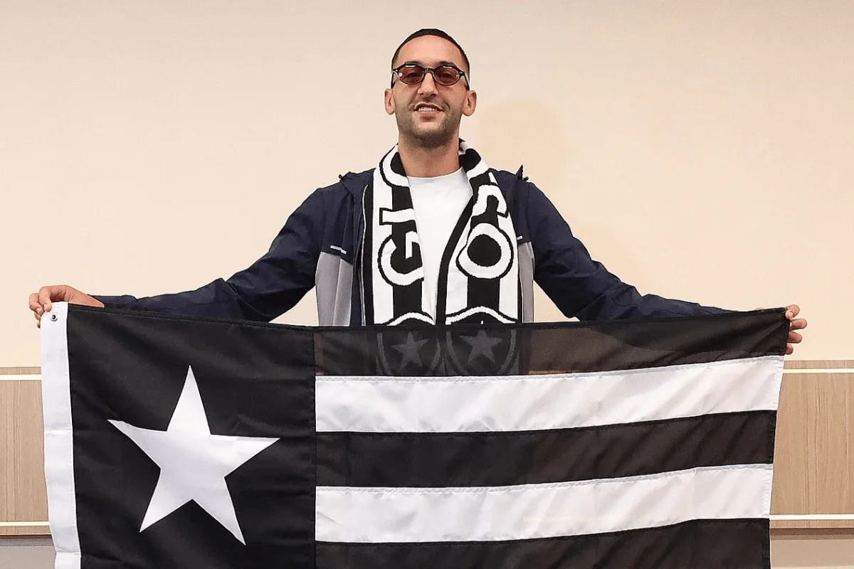 Ziyech chega ao Rio e fica perto de fechar com o Botafogo