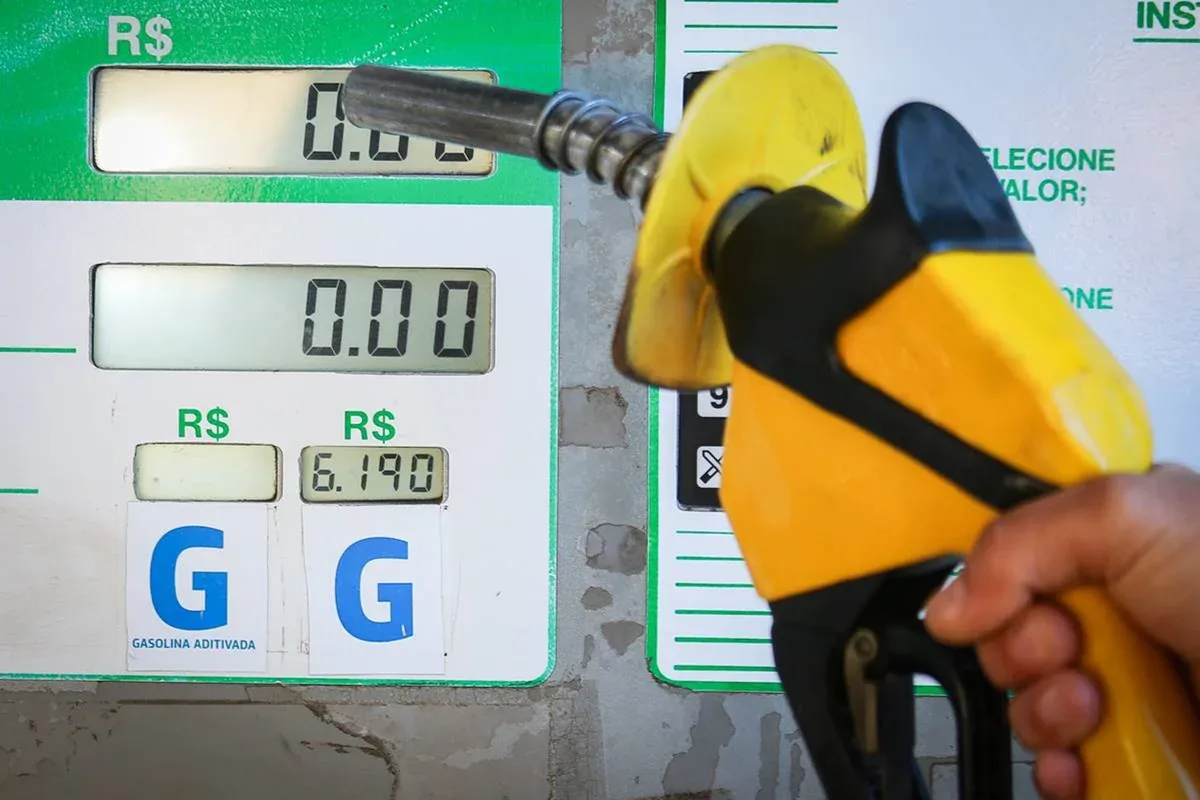 Petrobras fixa gasolina para distribuidoras em R$ 3,05 por litro