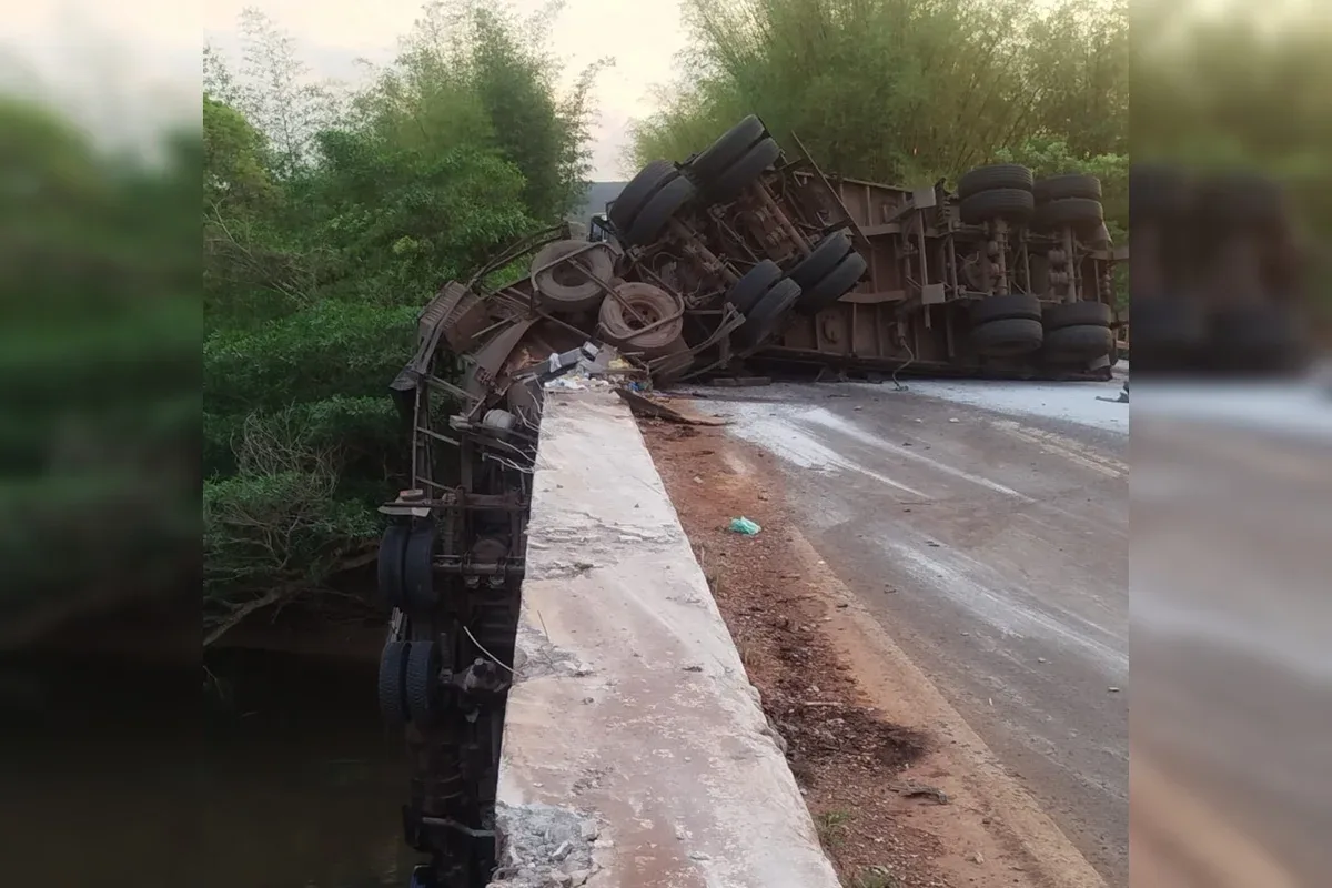 Acidente fecha a GO-184 após caminhão cair no Rio Verdinho, em Jataí