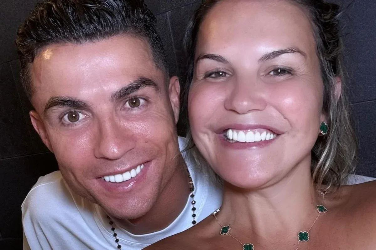 Irmã de Cristiano Ronaldo critica técnico e defende jogador nas redes sociais