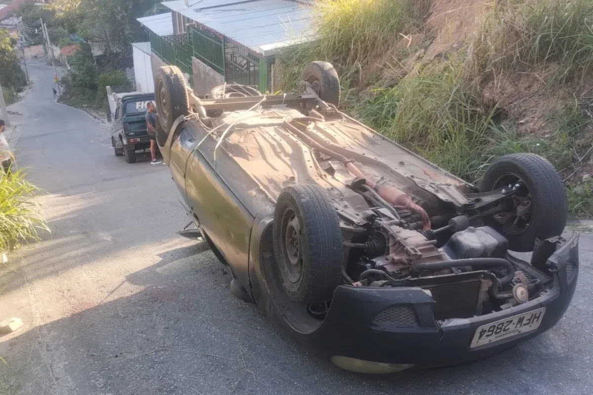 Carro capota em ladeira de Belo Horizonte com mãe e bebê a bordo
