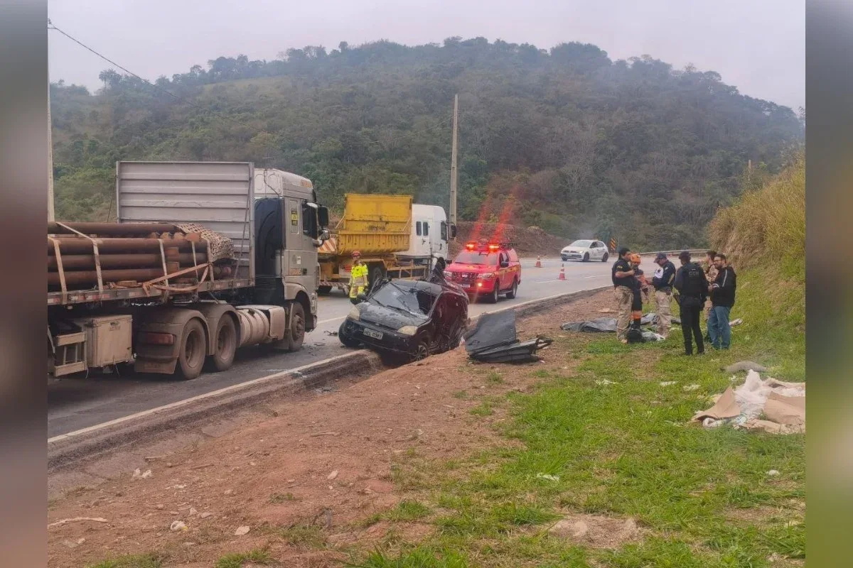 Quatro pessoas são levadas a hospitais após batida na BR-381 em Minas