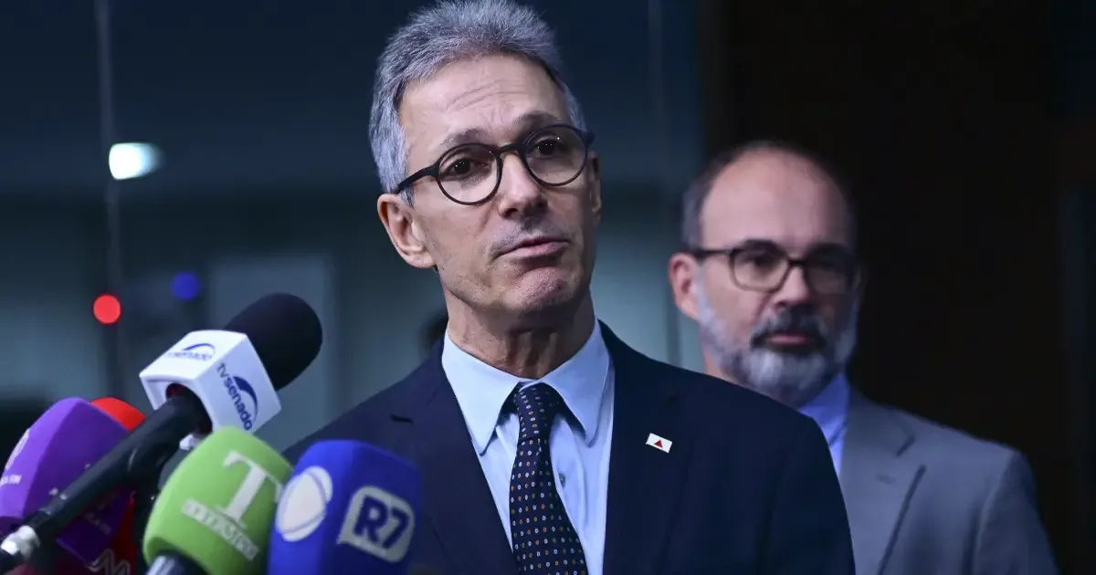 Zema mantém candidatura e descarta apoio a Flávio Bolsonaro