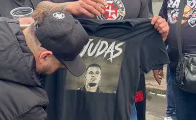 Torcida do Vasco chama Coutinho de “Judas” antes de jogo contra o Grêmio