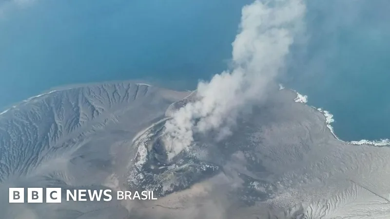 Erupção do Anak Krakatau suspende voos e retém mais de 150 mil passageiros