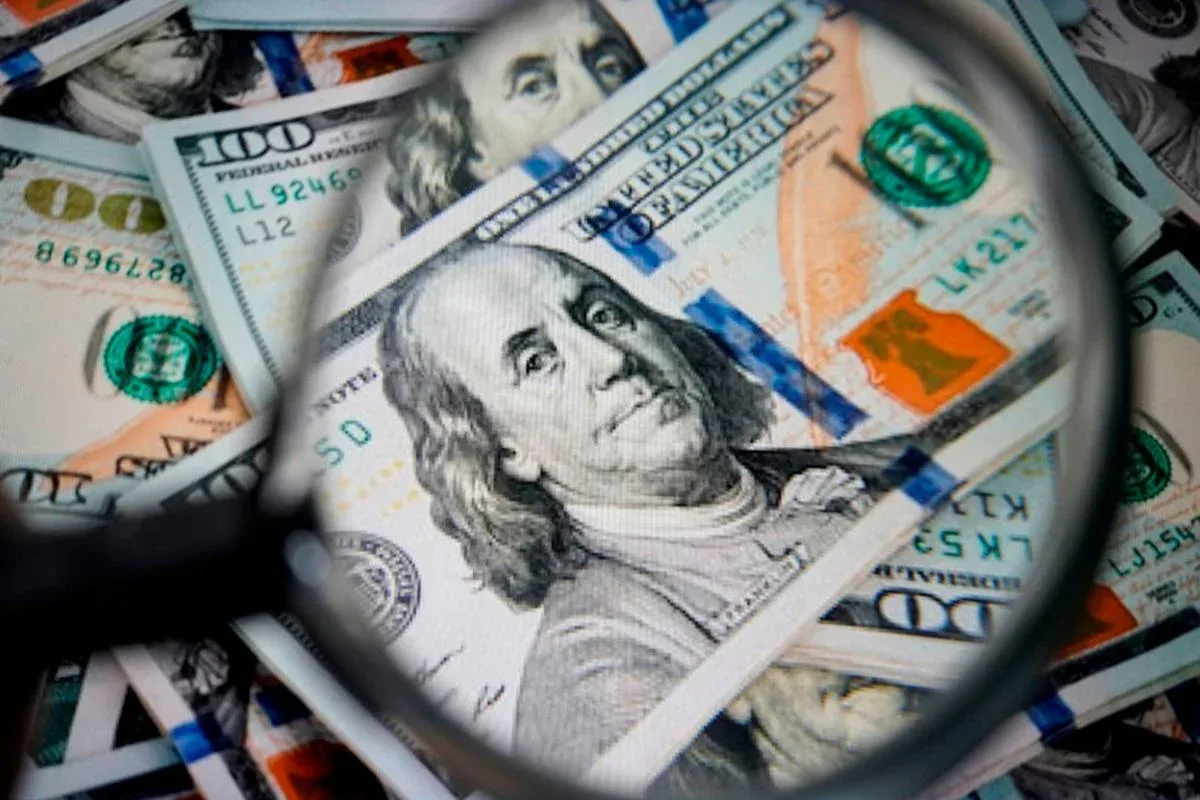 Dólar fecha perto da estabilidade, e Ibovespa recua nesta sexta-feira