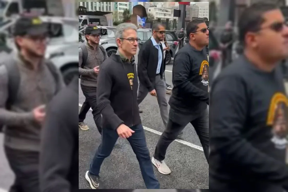 Romeu Zema é questionado durante caminhada na Avenida Paulista