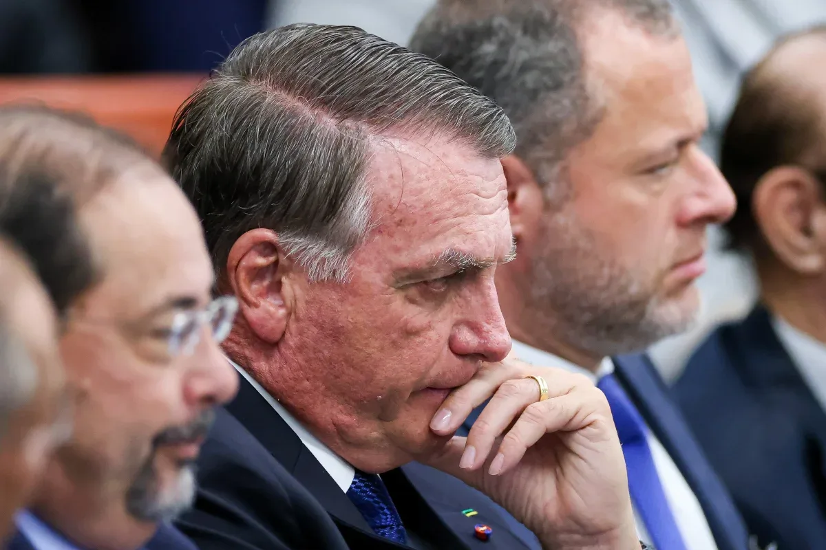 Defesa de Bolsonaro questiona foro e pede pausa na execução da condenação