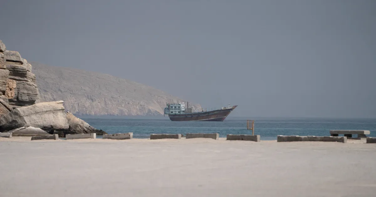 Embarcação iraniana é atingida no Estreito de Ormuz, diz emissora estatal