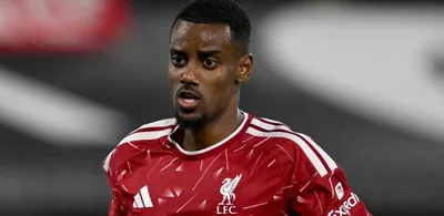 Isak marca três gols e supera lesão na retomada pelo Liverpool
