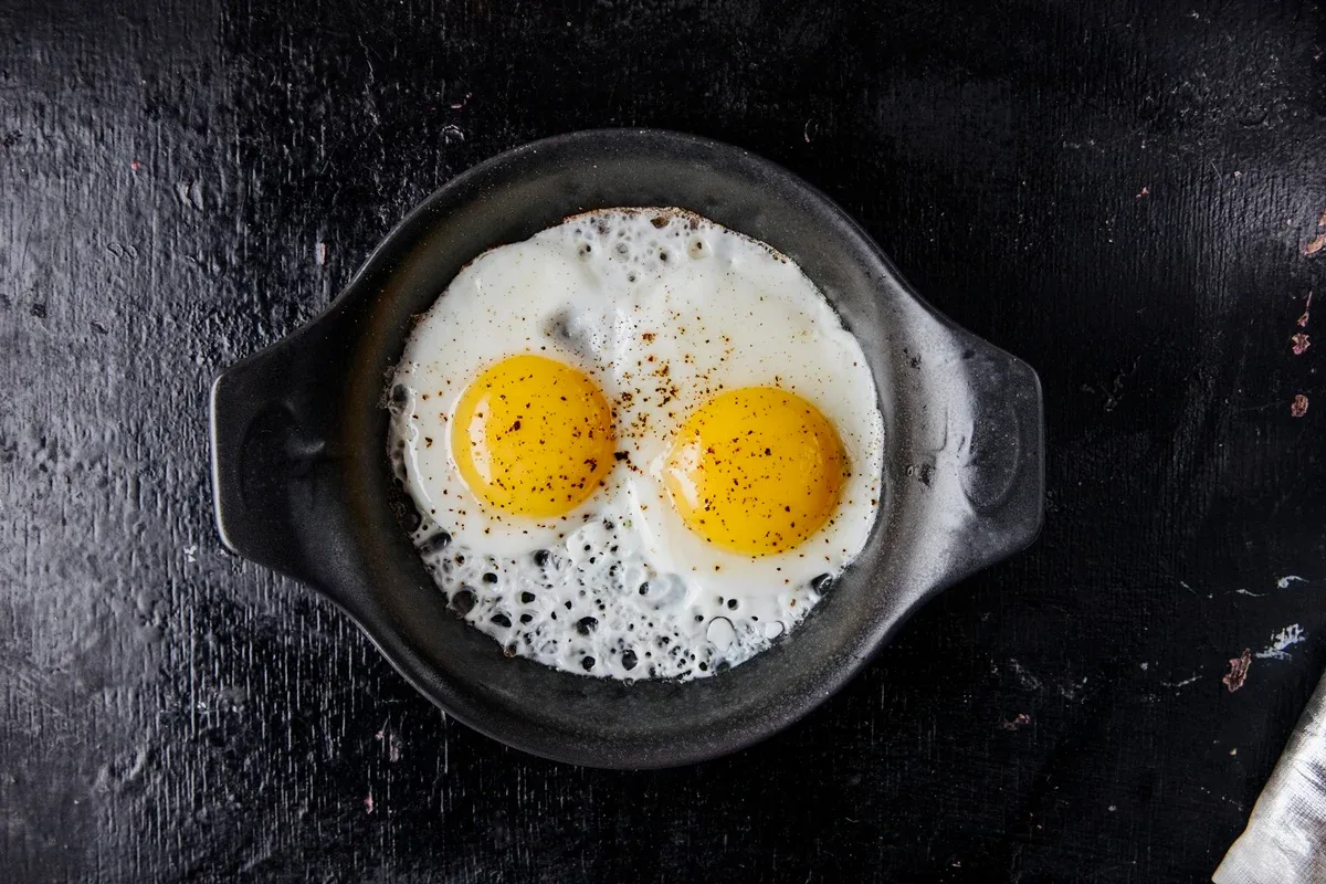 Forno cozinha ovos por igual e permite preparar várias porções