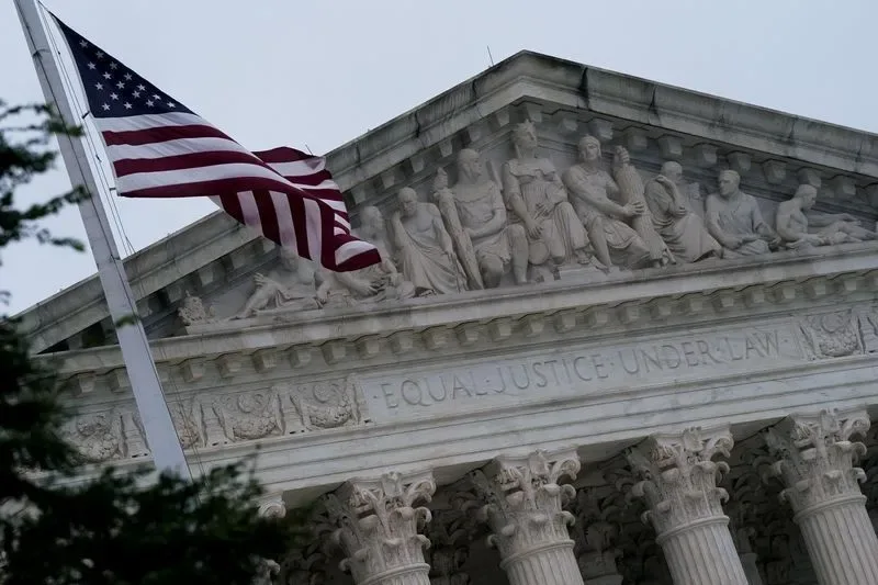 Governo Trump pede à Suprema Corte veto a tratamentos para detentos trans