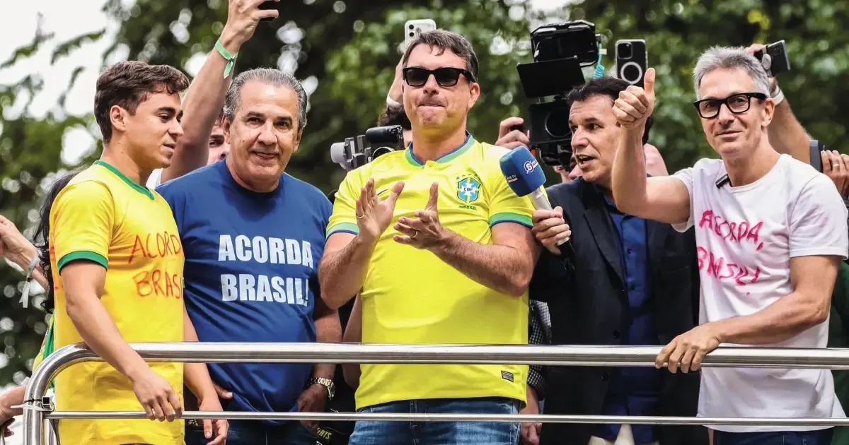 Pastores defendem Flávio Bolsonaro após debate sobre Nossa Senhora Aparecida