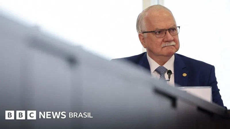 Fachin convoca plenário e redistribui processos em meio à crise no STF