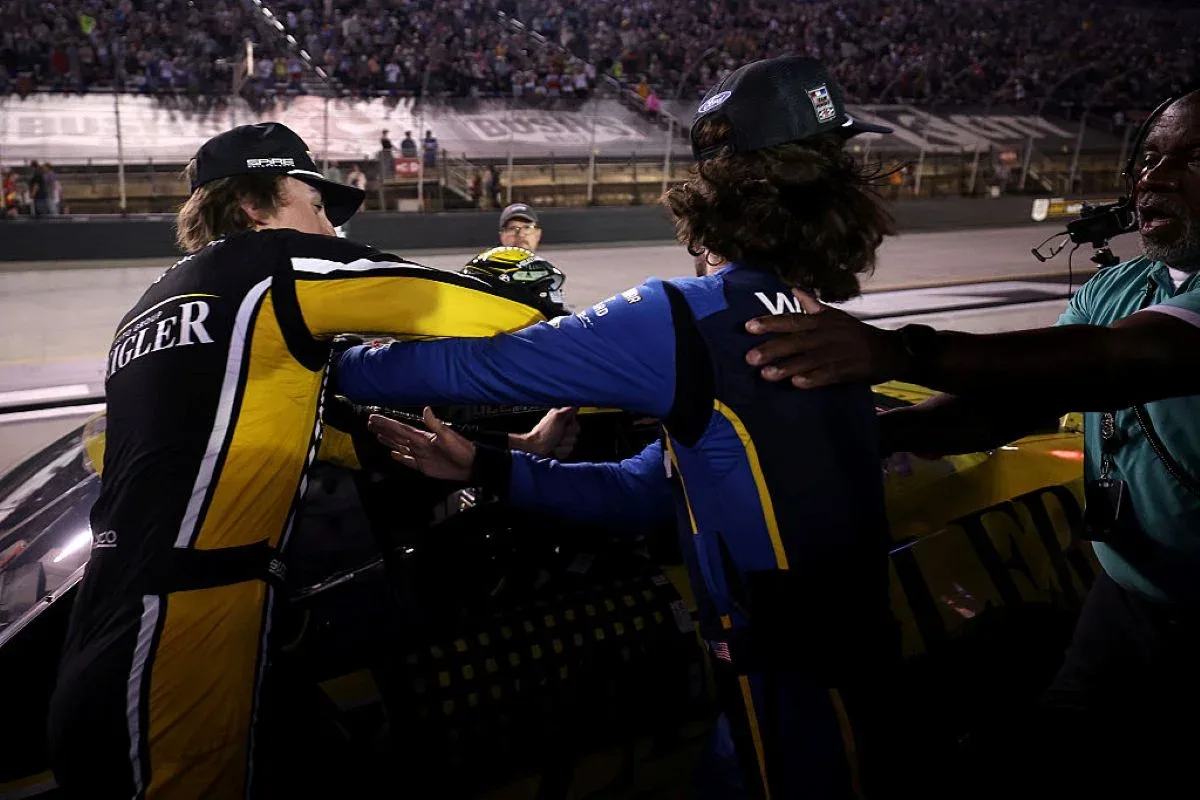 Acidente termina em troca de socos entre pilotos da Nascar Cup