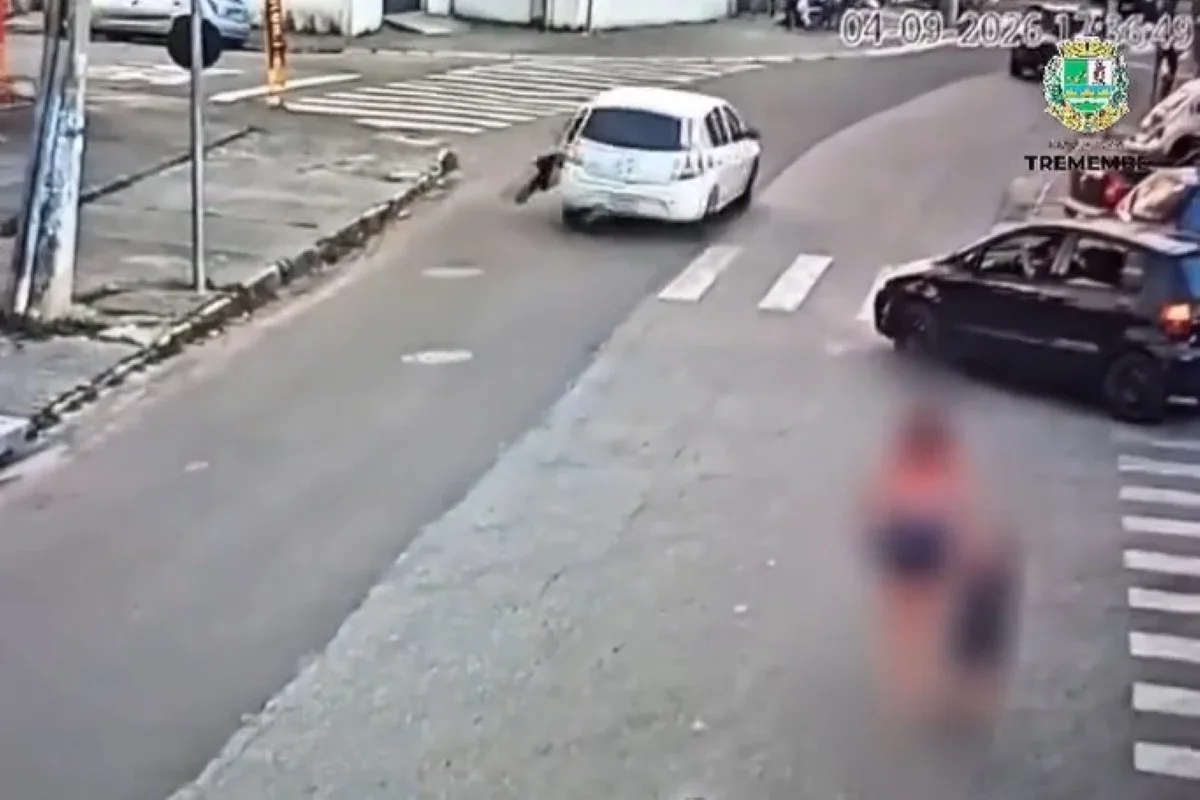 Câmera registra passageira presa a carro durante corrida no Vale do Paraíba