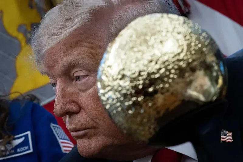 Trump publica imagem da Lua com frase que sugere posse dos EUA
