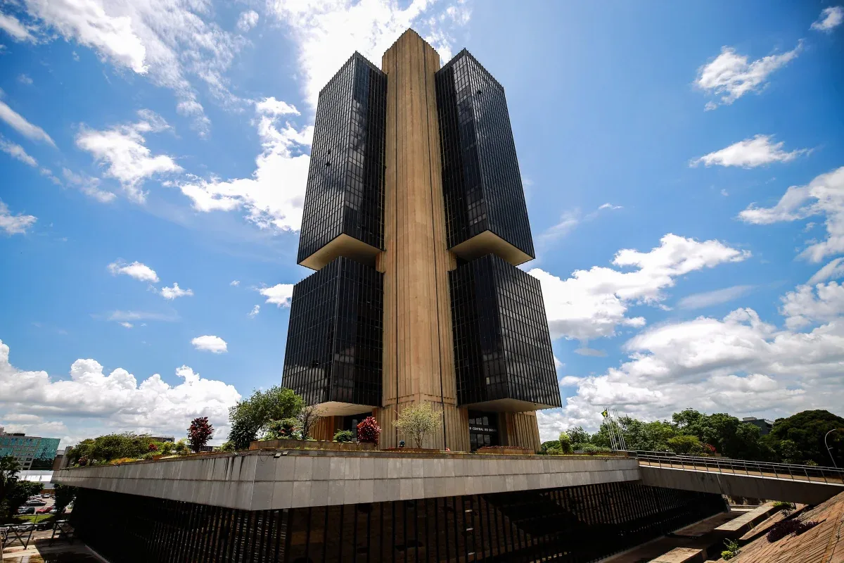Banco Central vê risco maior de inflação acima do limite em 2026