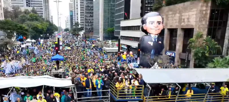 Ato na Paulista leva boneco gigante de André Mendonça