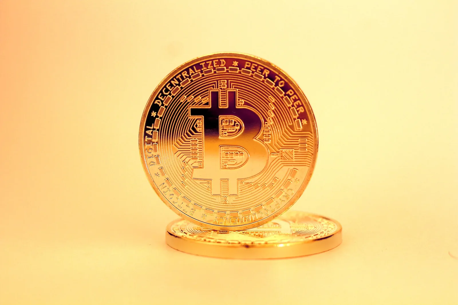 Bitcoin avança 4,5% e pode testar faixa de US$ 82,5 mil