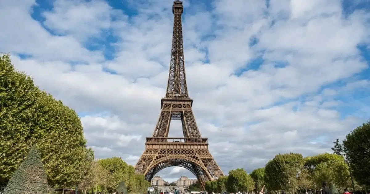 Diretor da Torre Eiffel deixará cargo após polêmica com funcionárias