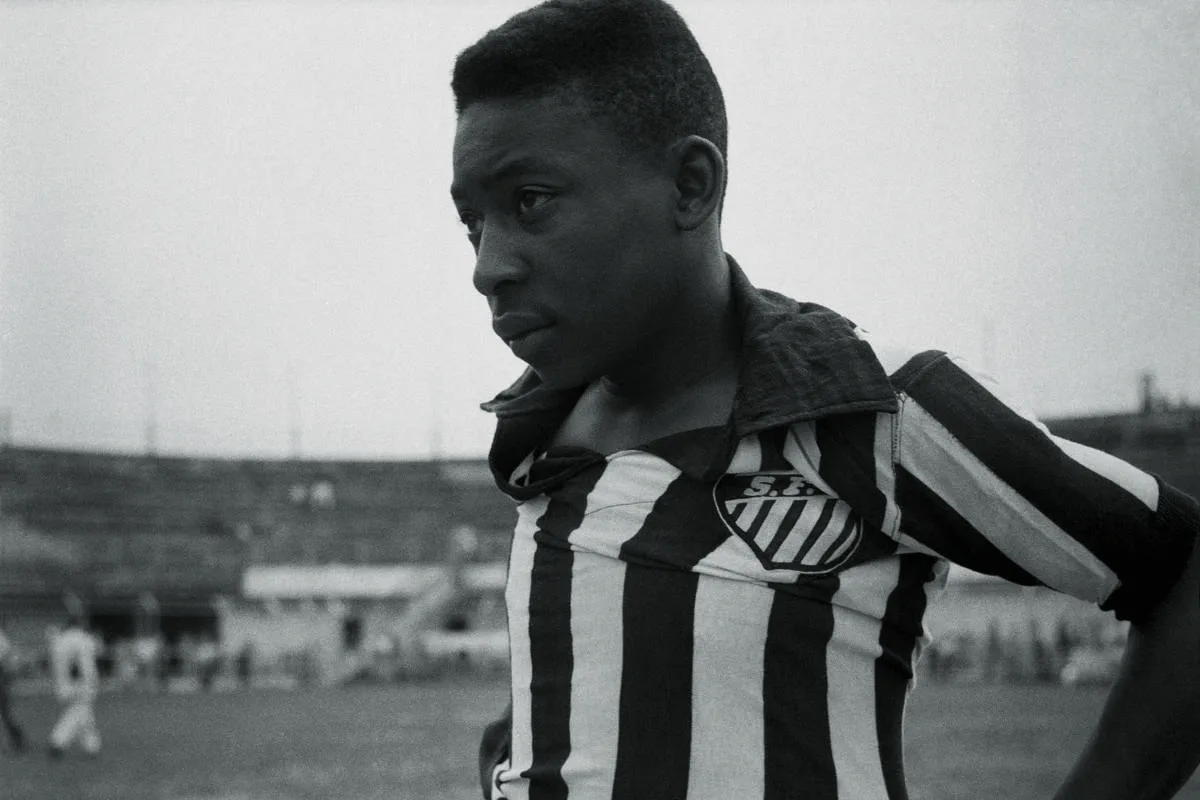 Pelé marcou o primeiro gol pelo Santos aos 15 anos, em Santo André