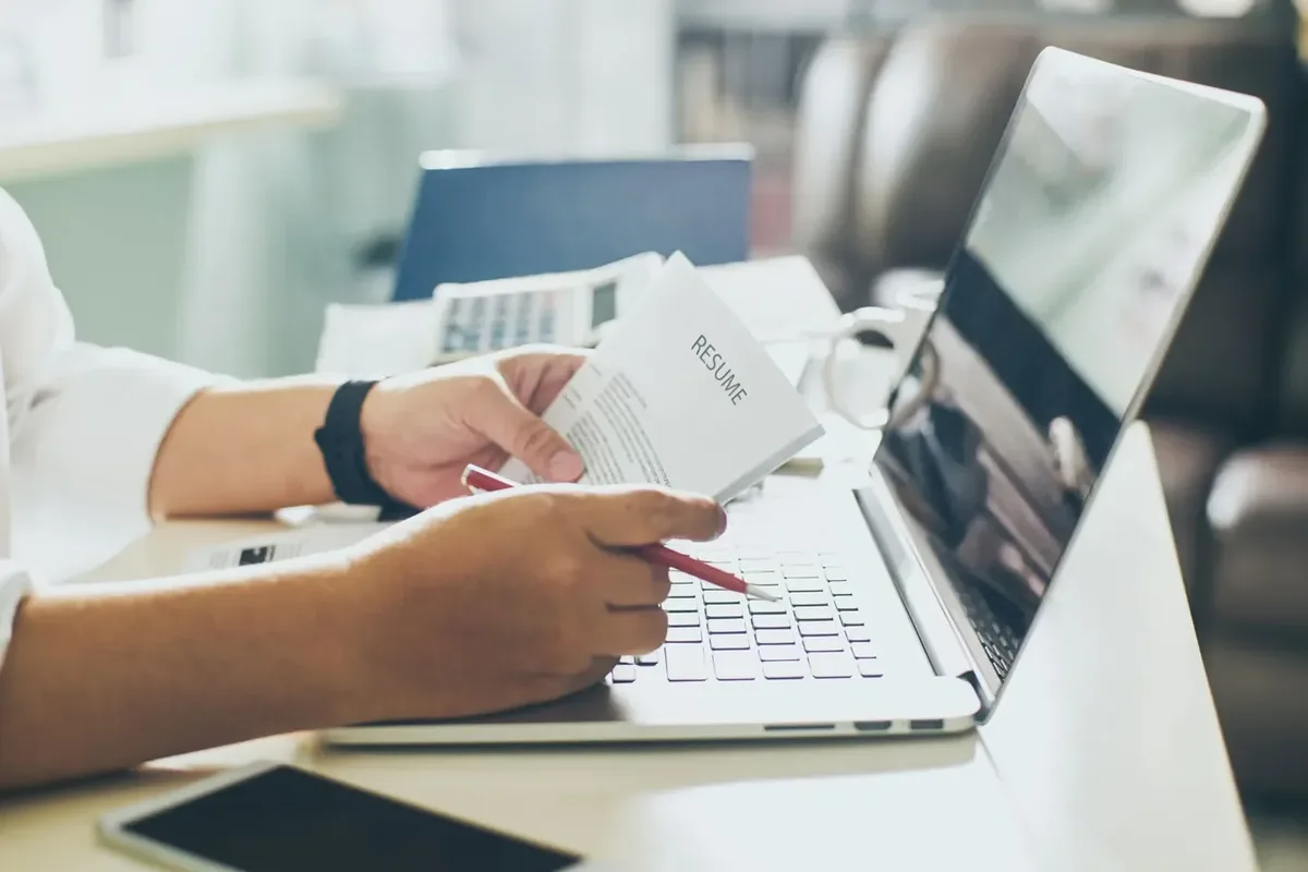 Experiência e evolução podem pesar mais que o nome da faculdade no currículo