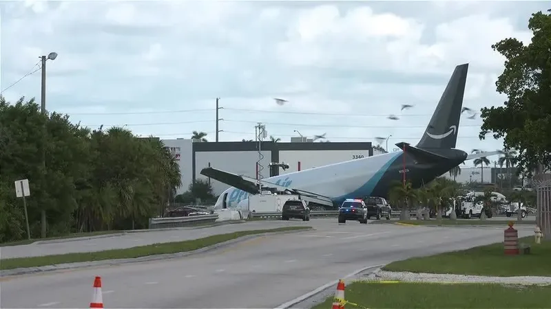 Acidente em Miami deixa cinco mortos após avião atingir veículos