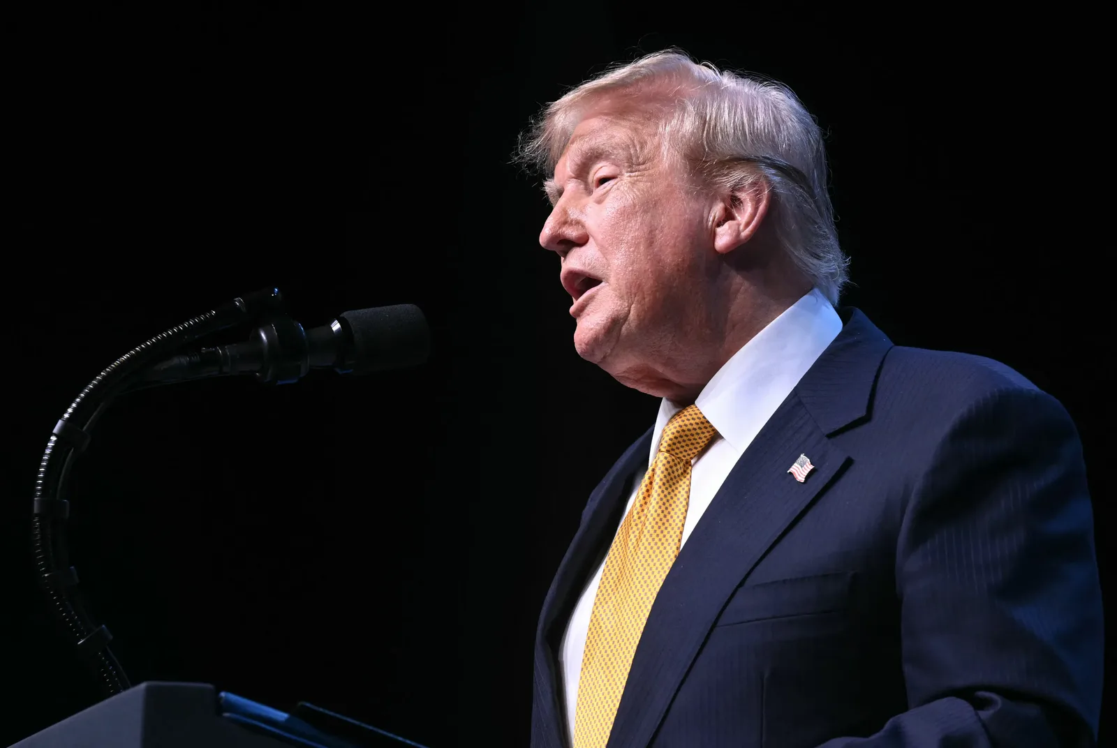 Trump critica CEO da Anthropic e defende menos restrições para a IA