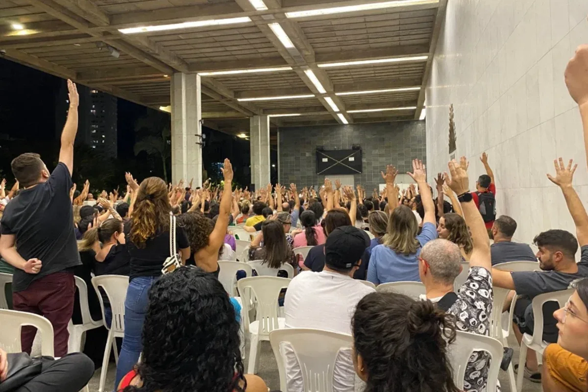Professores da rede particular de BH iniciam greve por tempo indeterminado