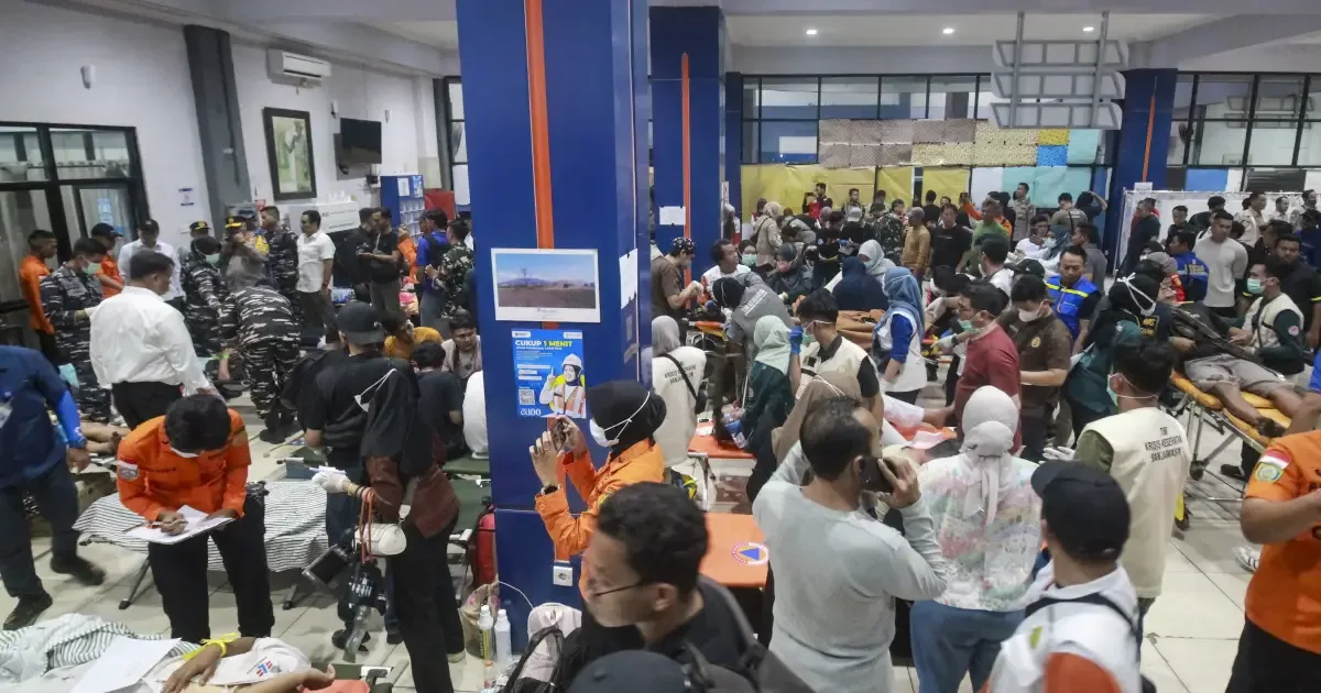 Balsa naufraga na Indonésia; seis morrem e 130 seguem desaparecidos