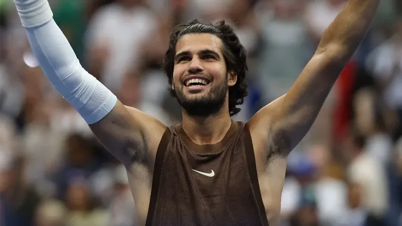 Alcaraz supera Tommy Paul em três sets e avança às quartas do US Open
