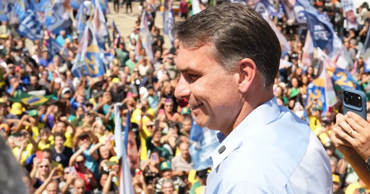 Ato de Flávio Bolsonaro na Paulista mira Moraes e aproxima crise do STF da eleição