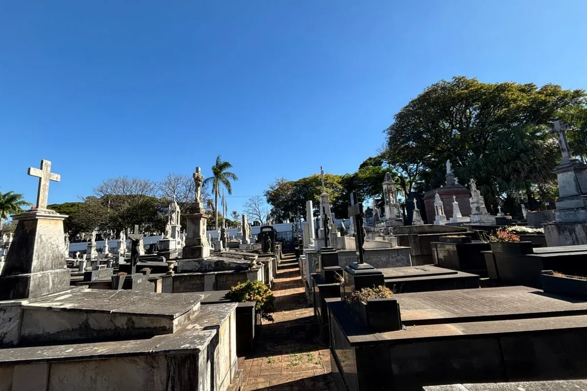 Cemitério do Bonfim mantém túmulos de devoção e visitas sobre a história de BH