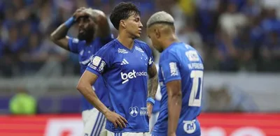 Kaio Jorge e Matheus Pereira discutem por pênalti em vitória do Cruzeiro