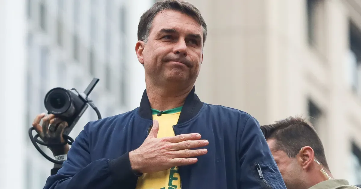 Flávio Bolsonaro promete indicar cinco ministros e critica Alexandre de Moraes