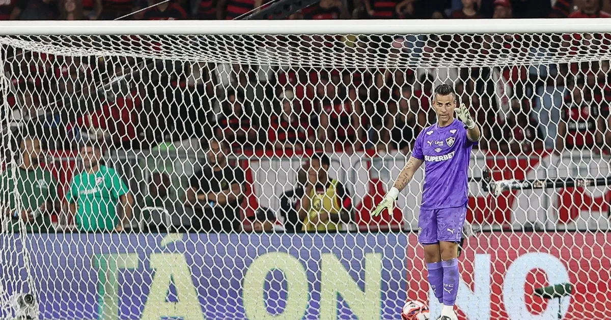 Fábio faz 46 anos durante treino e é homenageado por Fluminense e Cruzeiro