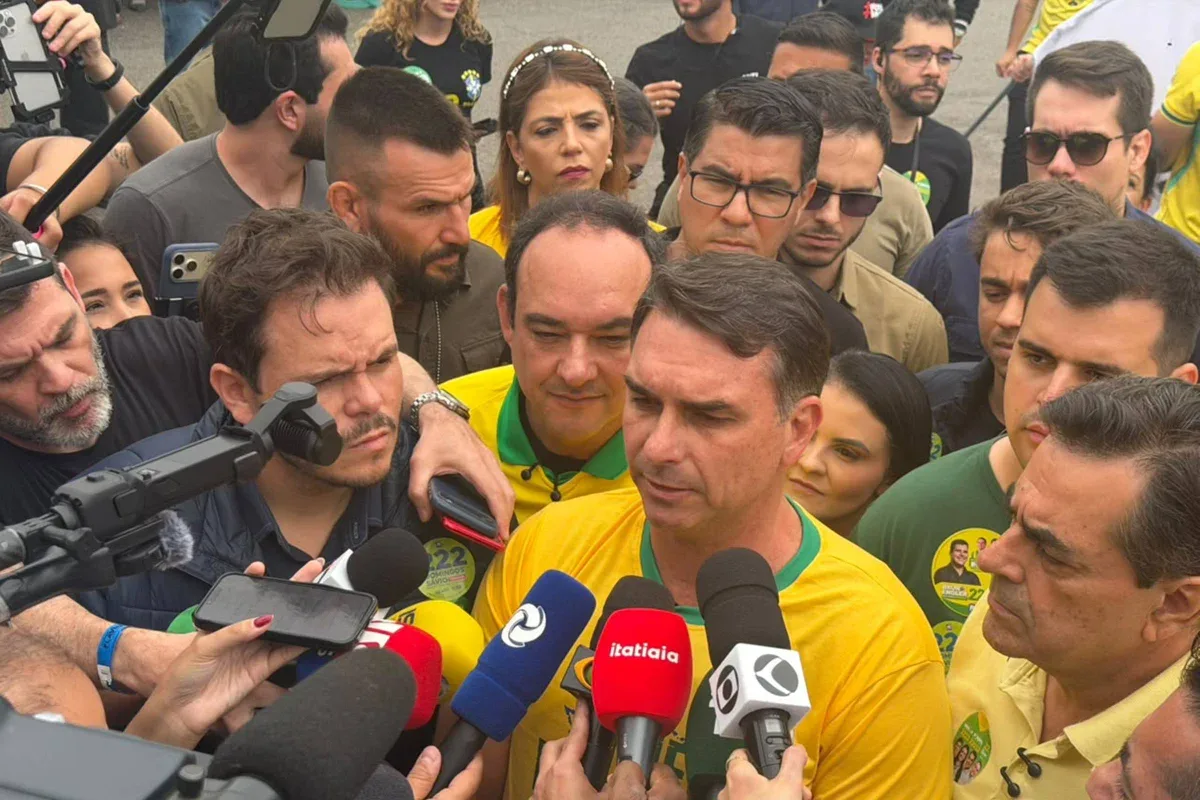 Flávio Bolsonaro defende filme e cita perseguição após ação da PF