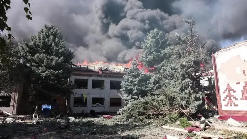Ataque russo incendeia centro de evacuação em Kramatorsk