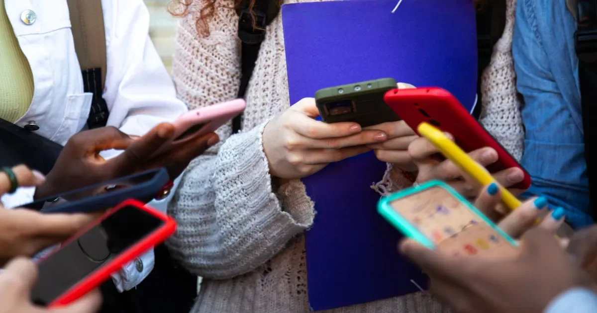 Califórnia restringe redes sociais e brinquedos com chatbots para menores