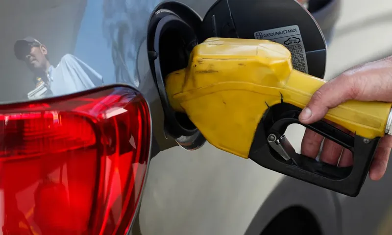 Diesel S-10 chega a R$ 7,13 e atinge maior preço desde maio