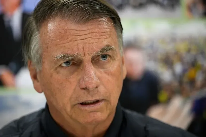 Defesa de Bolsonaro pede ao STF suspensão de pena de 27 anos