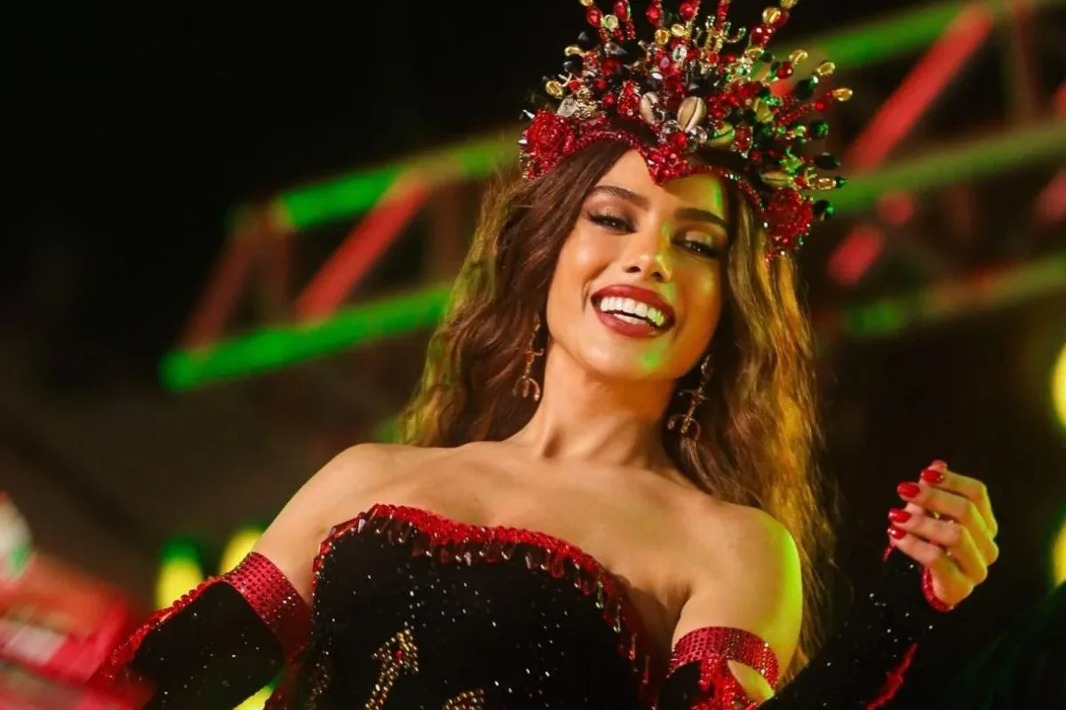 Anitta assume posto de rainha da Grande Rio e homenageia Eloína dos Leopardos