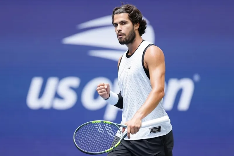 Alcaraz supera Tommy Paul e avança às quartas do US Open