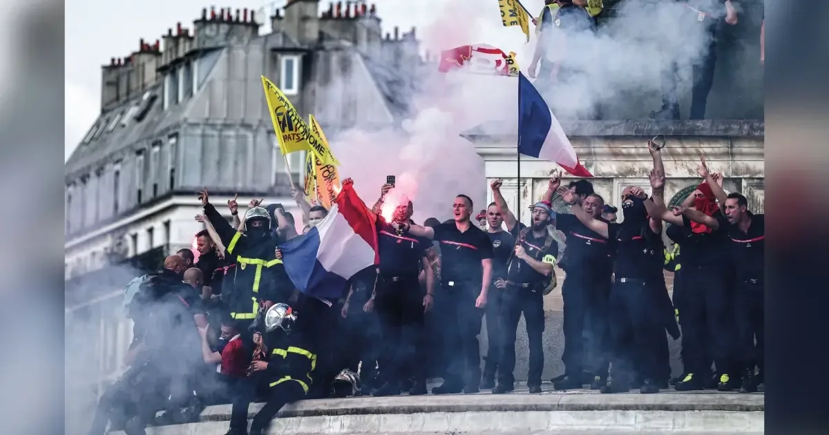 Protestos na França reúnem mais de 300 mil contra cortes públicos